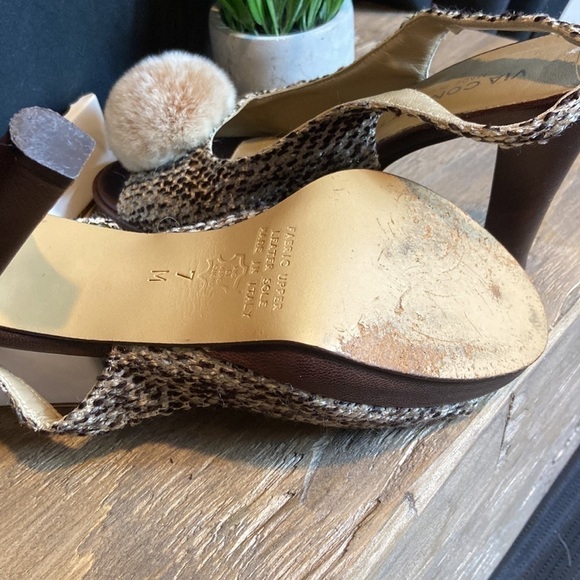 Via Condotti Italian Made Peep Toe Heels with brown fur accent - Picture 11 of 11